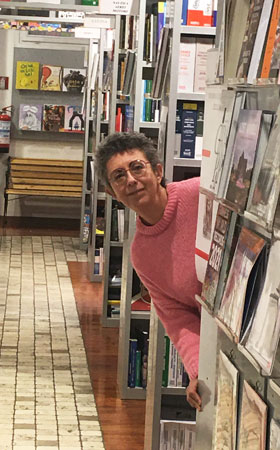 Daniele, il farmacista-libraio di Milano: migliaia di libri usati